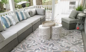 Tips and ideas on how to design and style a backyard porch without blocking your view and creating an outdoor oasis is on the blow wwww.homewithkeki.com #interiordesign #outdoorliving #porchdesigns